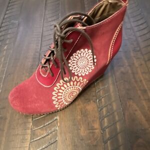 Spring Step L'Artiste Red Embroidered Suede Wedge Ankle Bootie Lace Up EU 37
